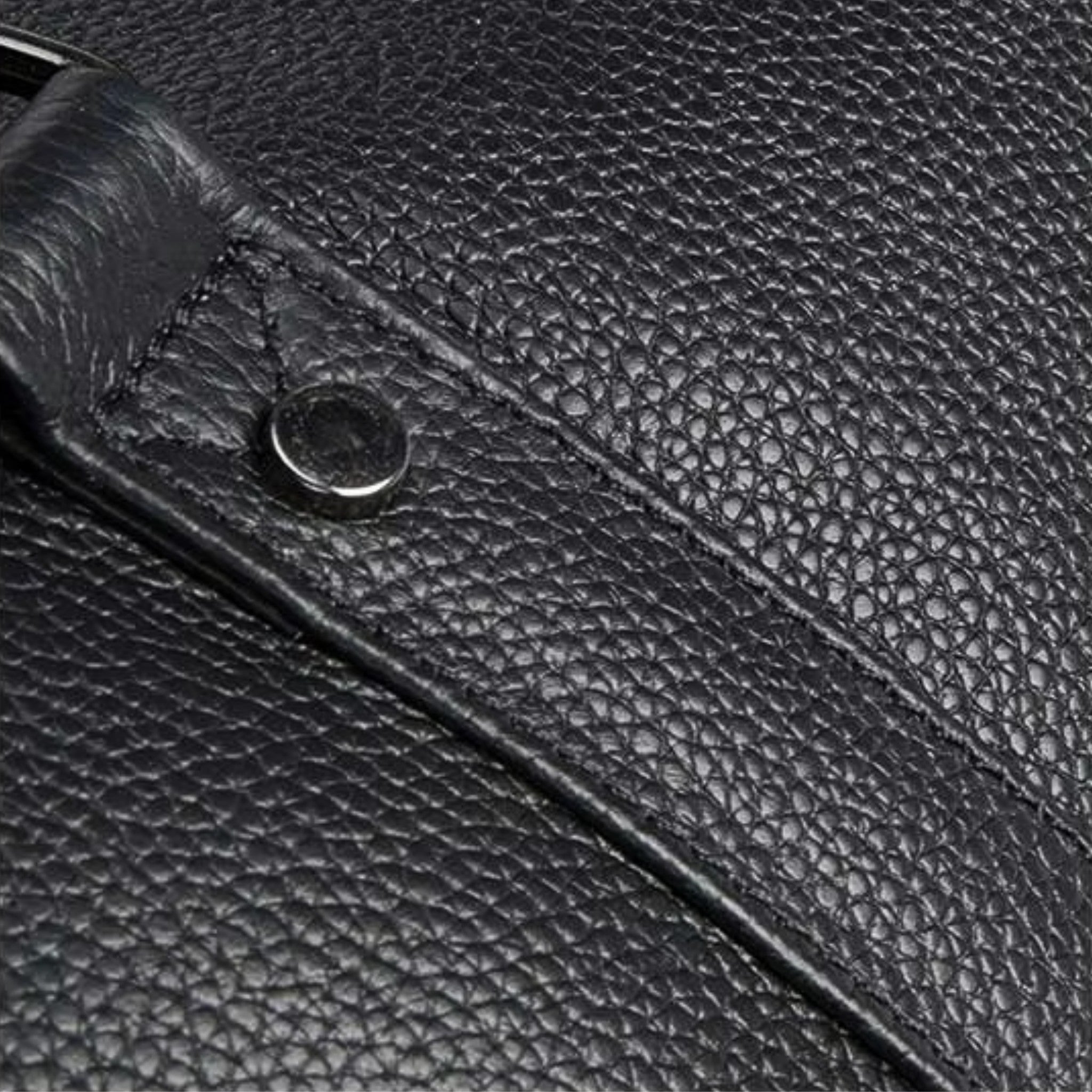 Close-up image of VUOTÍGA leather bag 